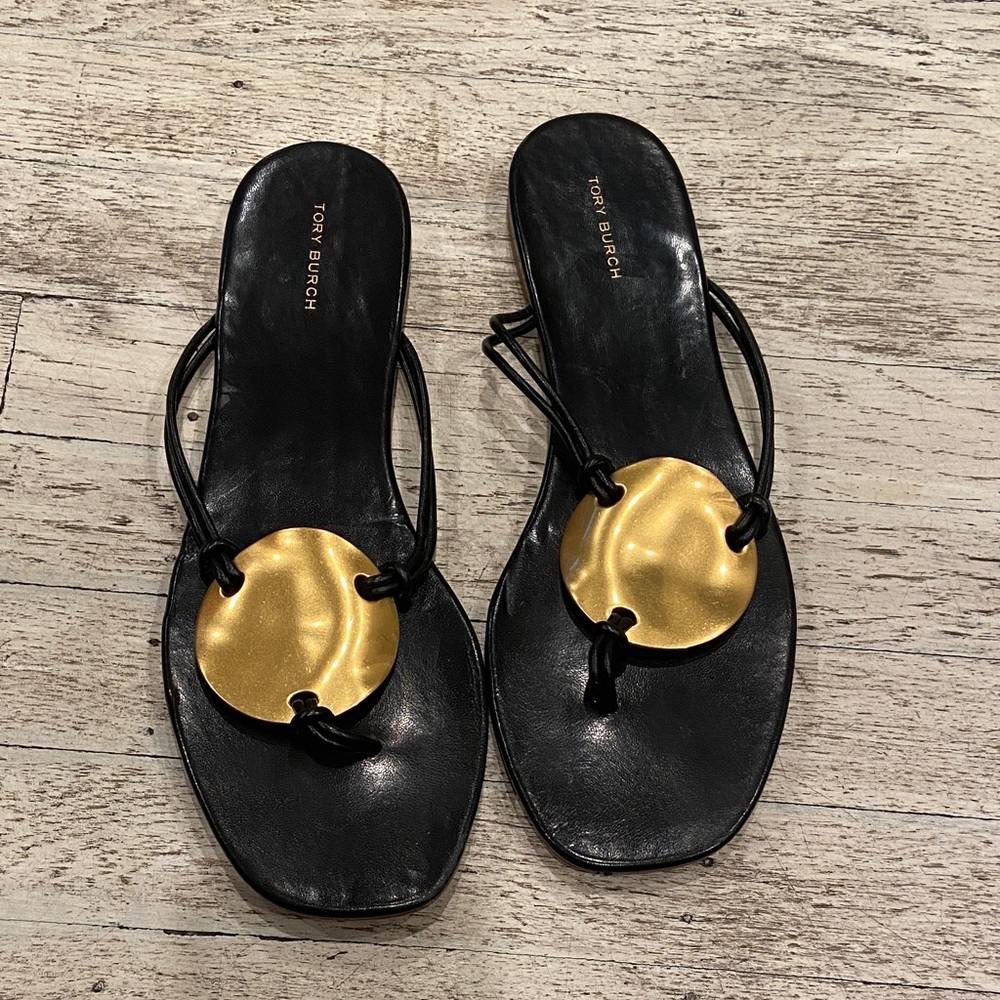 Tory Burch Patos Black goat Leather Thong Sandals with Gold Disc 10Guc - Picture 6 of 10